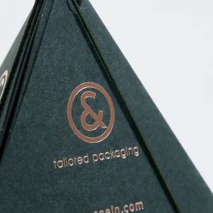 Il design unico a forma di triangolo conferisce un aspetto distintivo, mentre l'elastico garantisce una chiusura sicura e pratica.